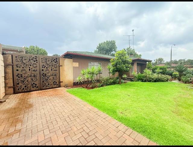 3 BEDROOM HOUSE FOR SALE IN VANDERBIJLPARK CW 1